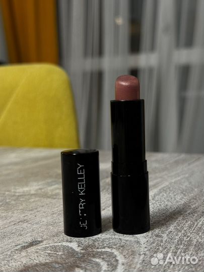 Помада Lucid Luster в оттенке Who Nude