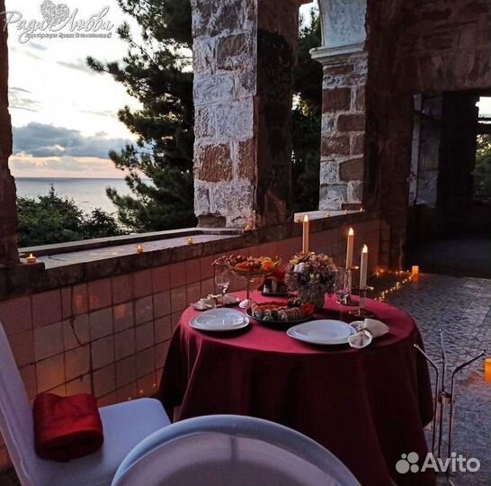 Свидание в старинном замке с видом на море