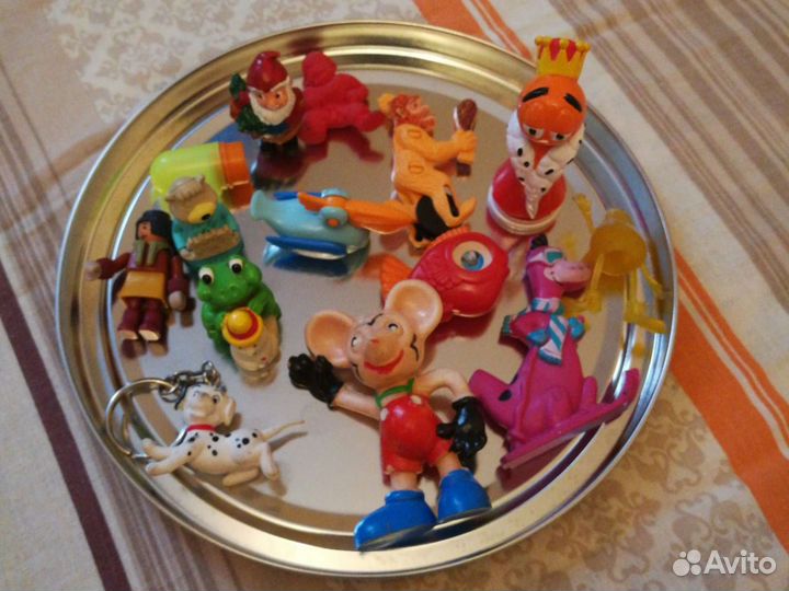 Машинки и другие игрушки киндерсюрприз