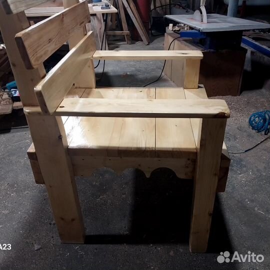 Стул из дерева