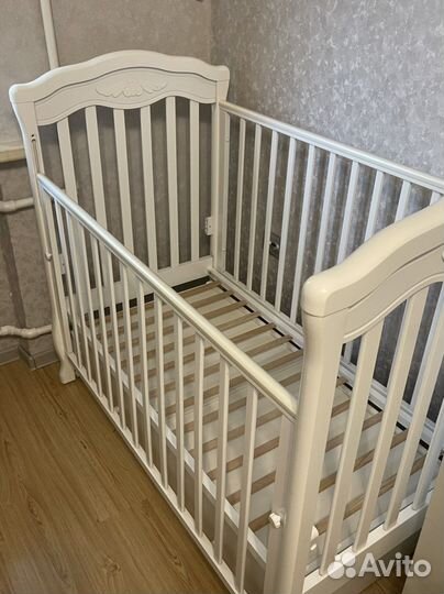 Детская кроватка с маятником и ящиком