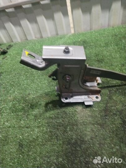 Педаль сцепления Chevrolet Aveo B12D1 2011