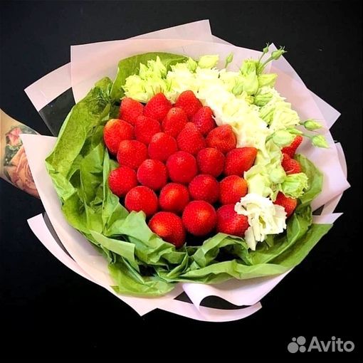 Букет из клубники и цветов. Подарок девушке