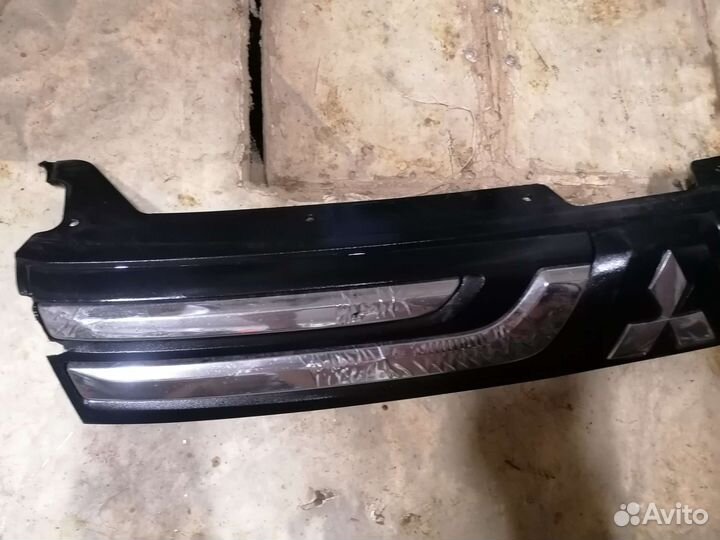 Решетка радиатора mitsubishi outlander 3