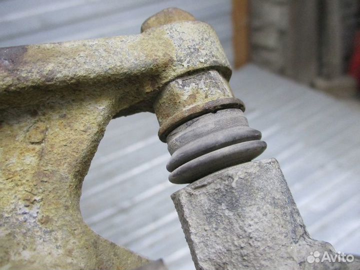 Суппорт тормозной передний левый Toyota Camry SV30