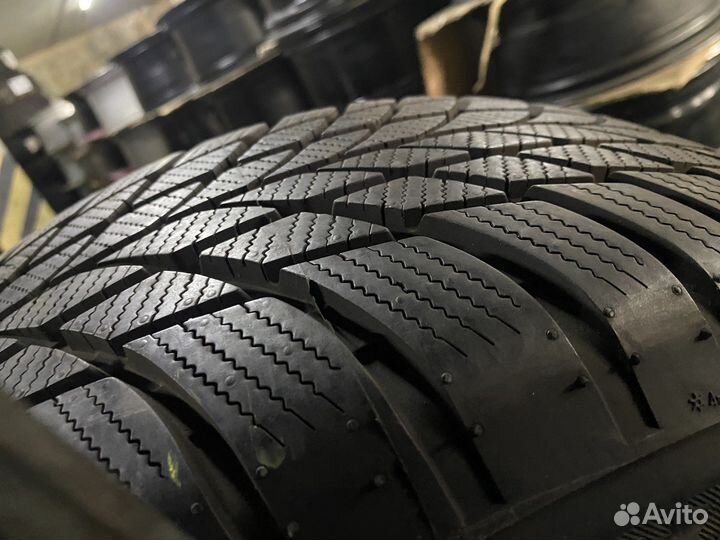 Bridgestone Blizzak LM-001 225/55 R17