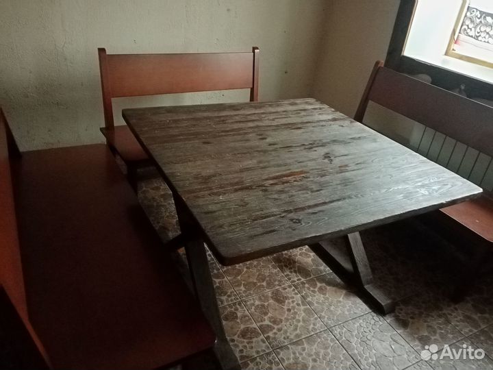 Стол и стулья