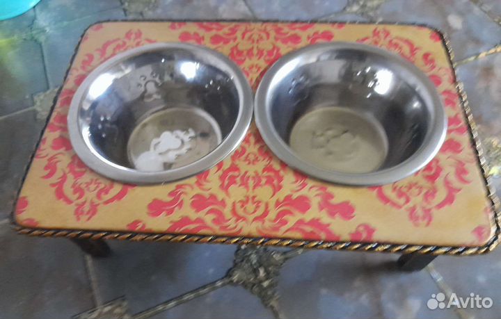 Подставка с мисками для домашних животных