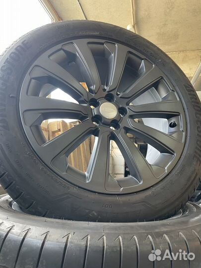 Оригинальные колеса на Range Rover Velar R20