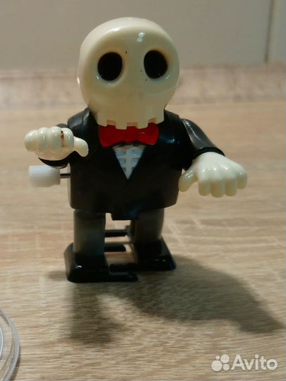 Скелетик на заводом механизме