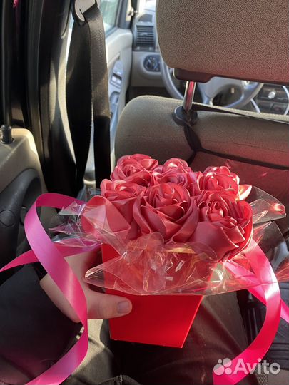 Розы из атласных лент