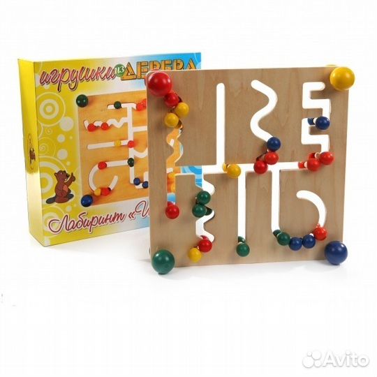 Стенд с цветными геометрическими фигурами