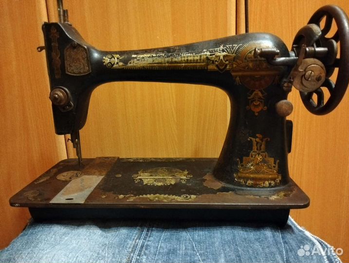 Швейная машина 