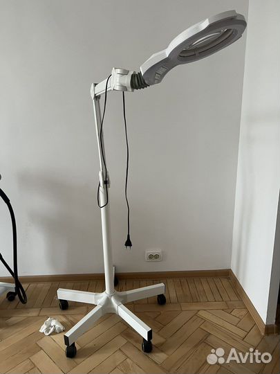 Лампа лупа для косметолога