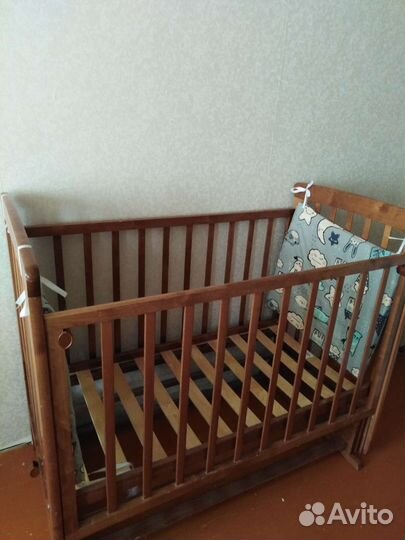 Детская кроватка с маятником