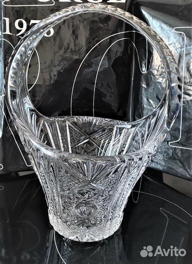 Две хрустальные новые корзинки-вазочки с ручкой