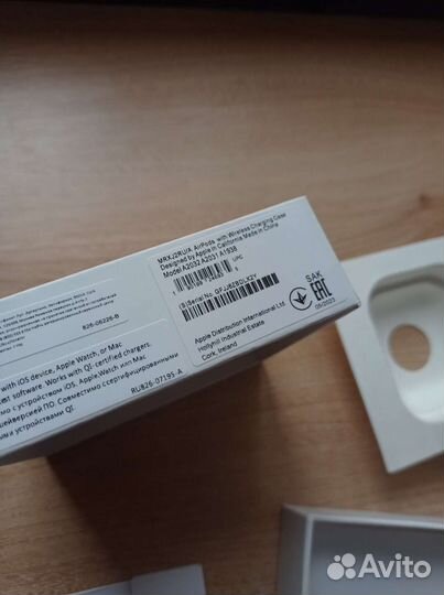 Кейс от airpods 2, левый и правый наушники