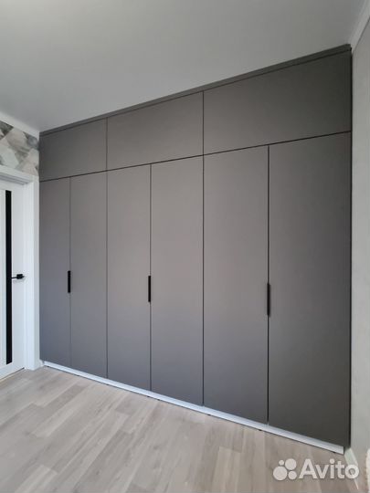 Зеркальный шкаф