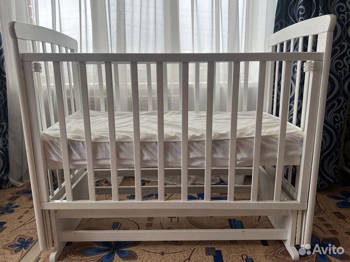 Детская кроватка с маятником