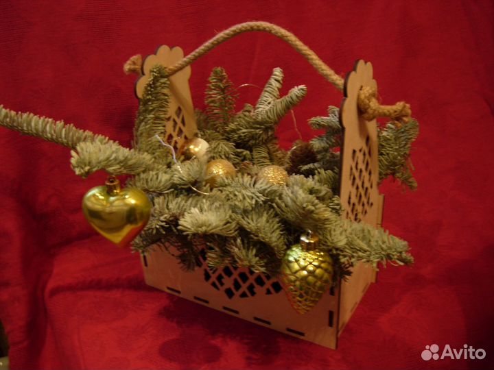 Новогодний ящик с еловыми ветками и игрушками