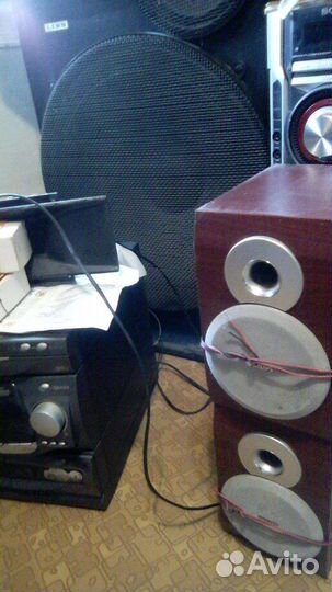 Качает огромные колонки-за ним. Сабы есть