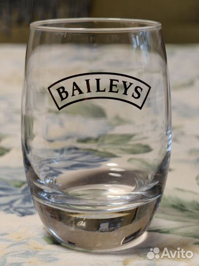 Бокалы с фирменным принтом