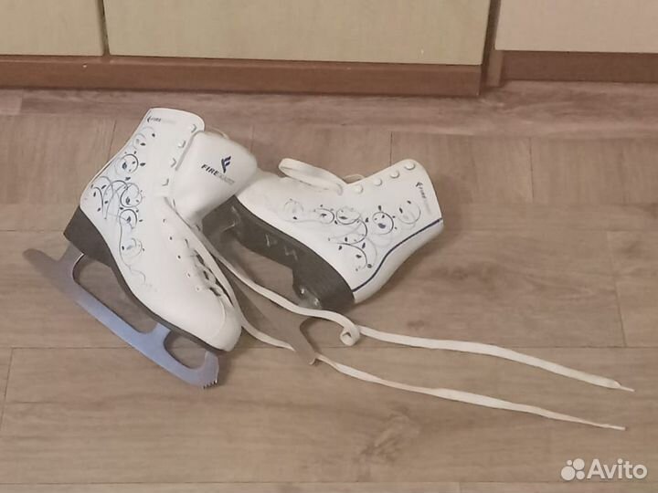 Продаются женские коньки