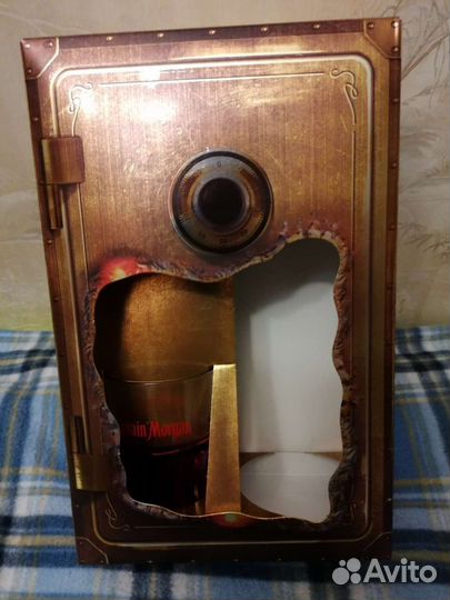 Упаковка от набора Ром + стакан Captain Morgan