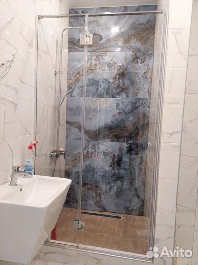 Стеклянные душевые перегородки