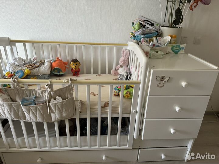 Детская кроватка с маятником и комодом