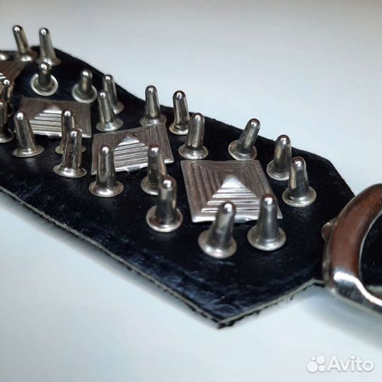 Кожаный браслет с шипами