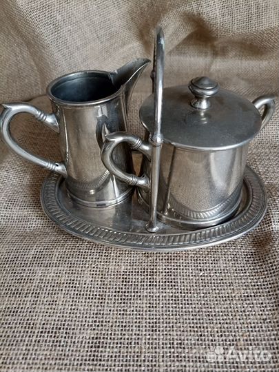 Сахарница и молочник