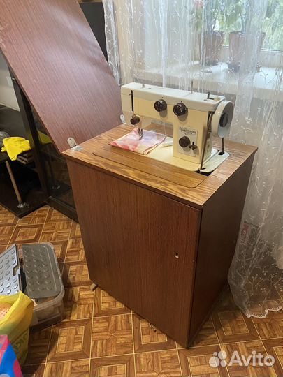 Швейная машинка чайка 143