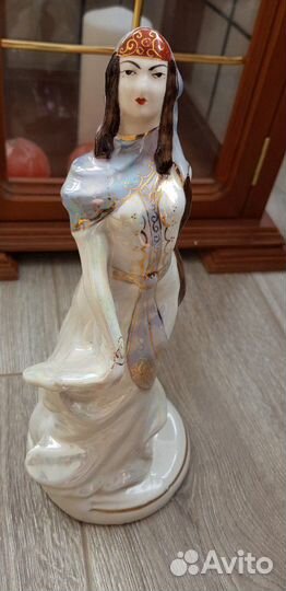 Фарфоровая статуэтка