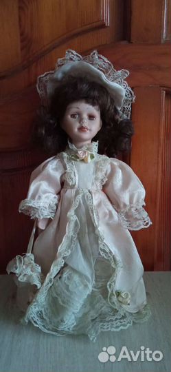 Кукла фарфоровая