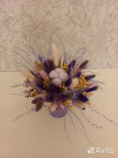 Композиция из сухоцветов фиолетовая