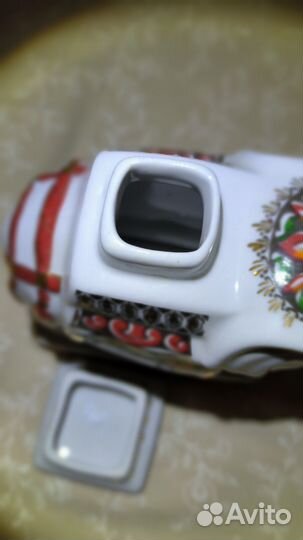 Фарфоровая чайница 