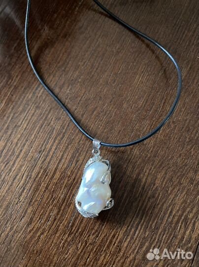 Кулон из перламутра