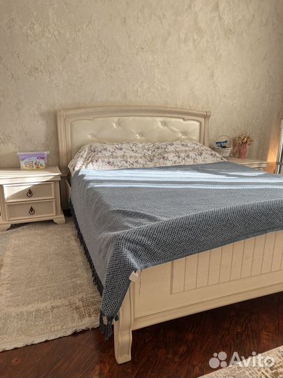 Кровать и две тумбочки