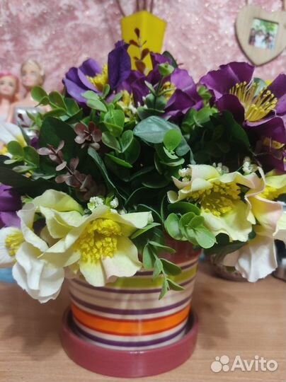 Цветы искусственные в керамических горшках