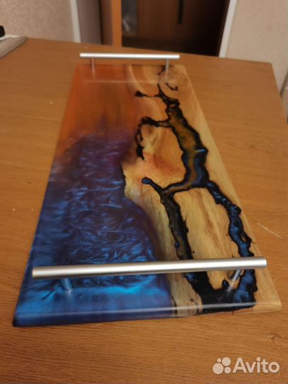 Поднос для подачи и сервировки из смолы и дерева