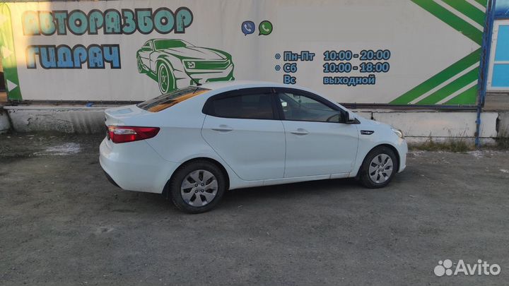 Накладка стекла переднего правого Kia Rio 3 82220-4Y000