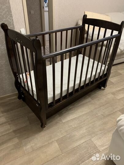 Детская кроватка с продольным маятником с фиксатор