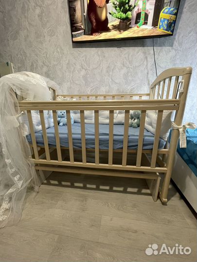 Детская кроватка с поперечным маятником