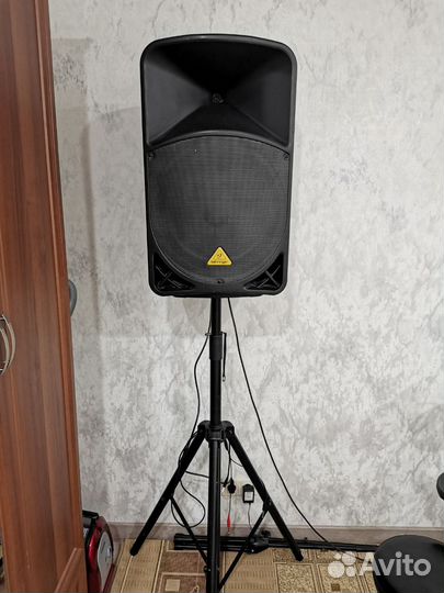 Активная колонка Behringer B115D (1 квт) + стойка