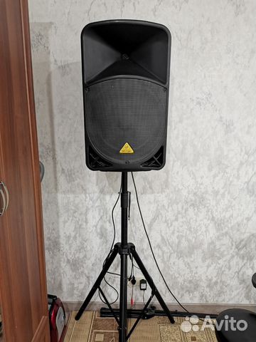 Активная колонка Behringer B115D (1 квт) + стойка