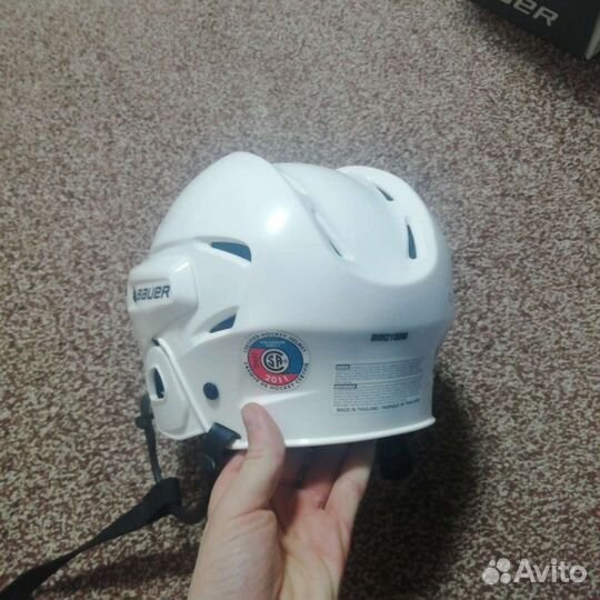 Хоккейный шлем