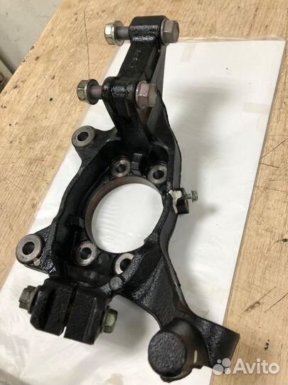 Кулак передний правый Nissan Teana L33