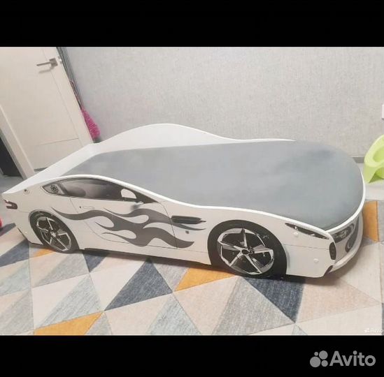 Детская кровать машина