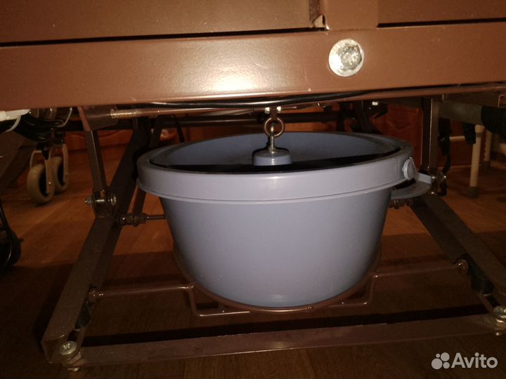 Медицинская кровать с электроприводом и с туалетом